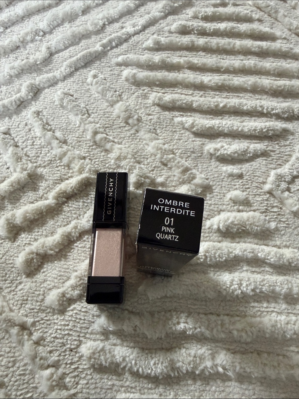 Givenchy Ombre Interdite Liquid Eyeshadow 01 Pink Quartz - Shimmery Pale Pink